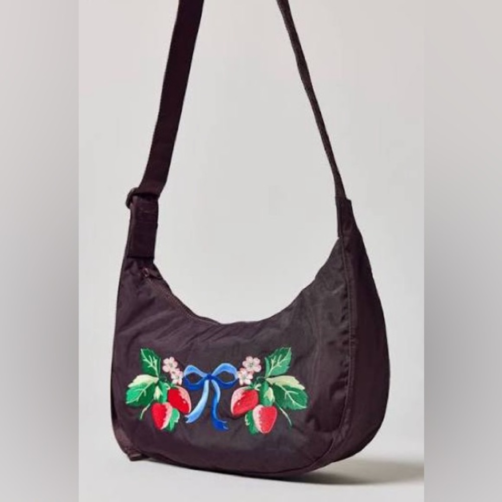Urban Outfitters Exclusive Strawberry BAGGU Medium Crescent